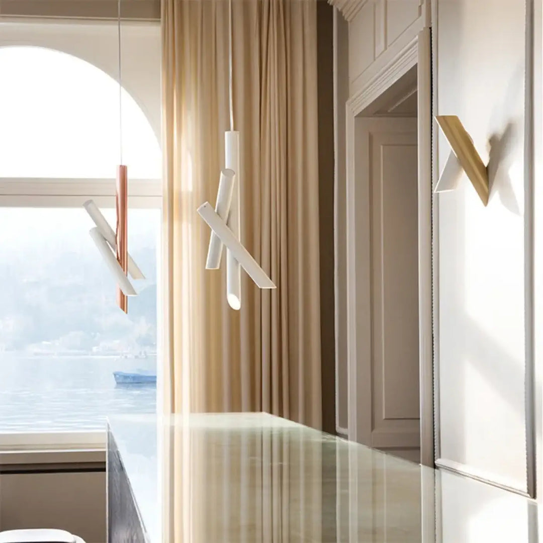 Suspension luminaire konto avec tubes croisés blanc et rose gold en métal pour un design moderne et minimaliste