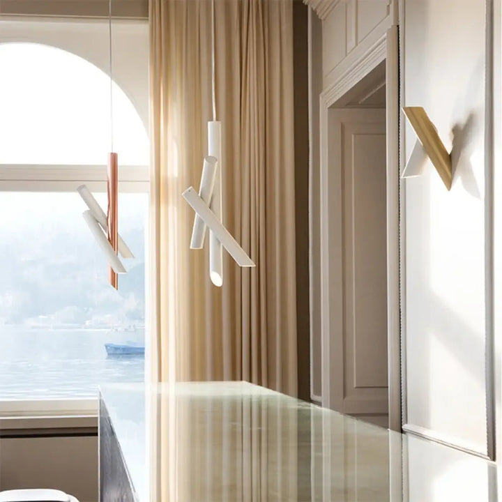 Suspension luminaire konto avec tubes croisés blanc et rose gold en métal pour un design moderne et minimaliste