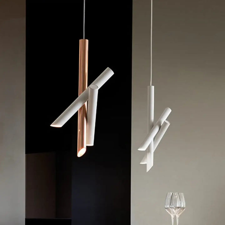 Suspension luminaire konto avec tubes croisés cylindriques modernes blanc et rose gold pour un design élégant