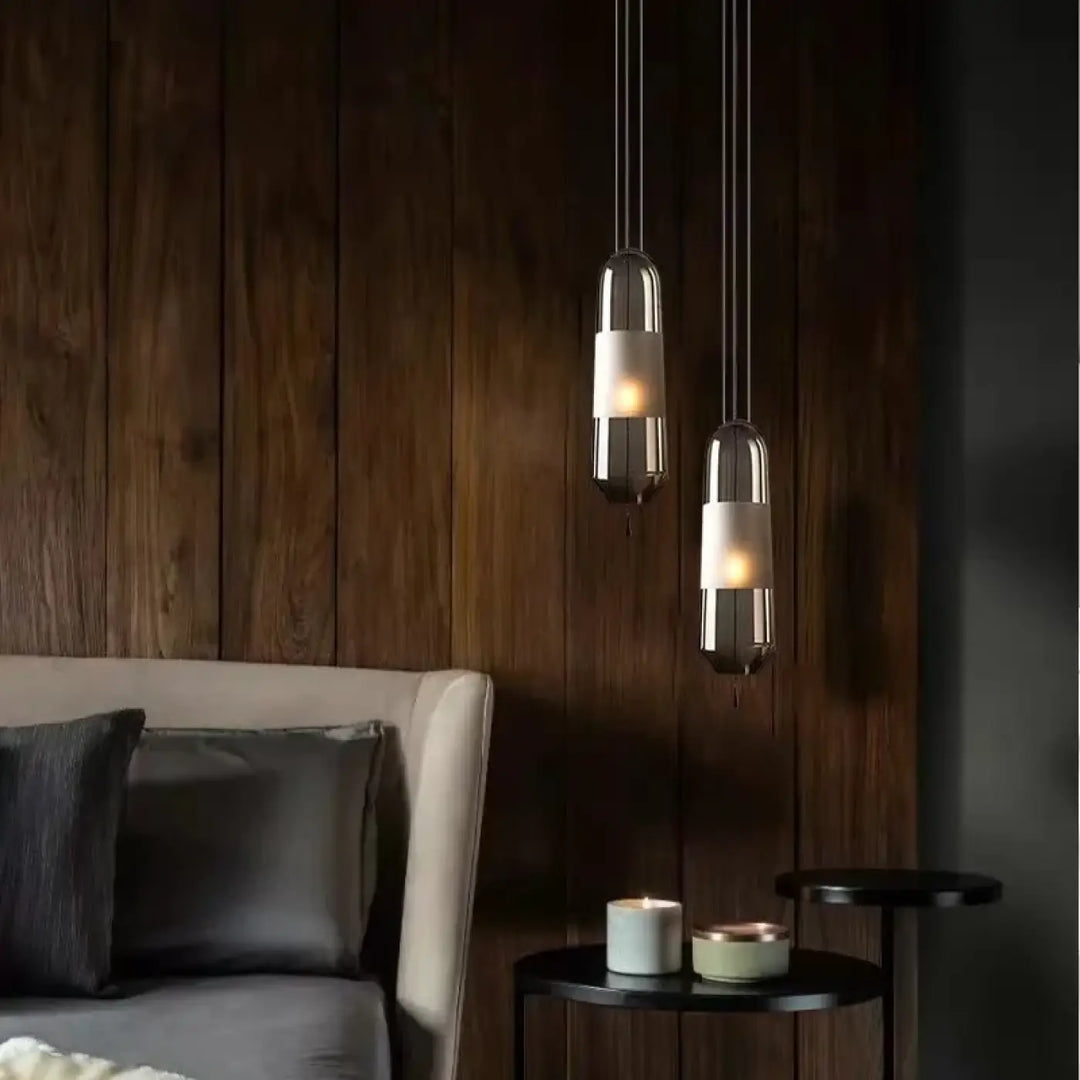 Deux suspensions luminaires oxya cylindriques avec cadre métallique et diffuseurs en verre dépoli suspendus au plafond