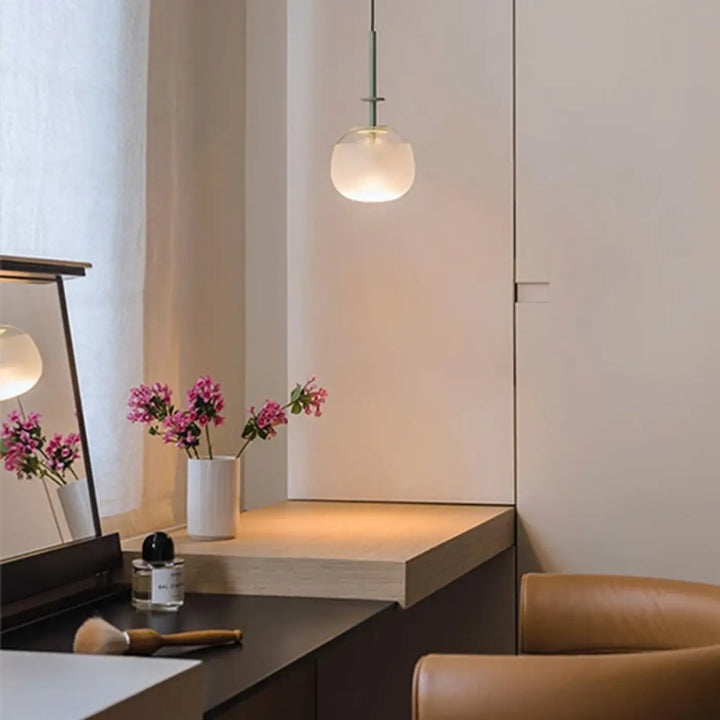 Suspension luminaire potem en verre blanc avec globe en verre dépoli et tige métallique fine aux courbes délicates