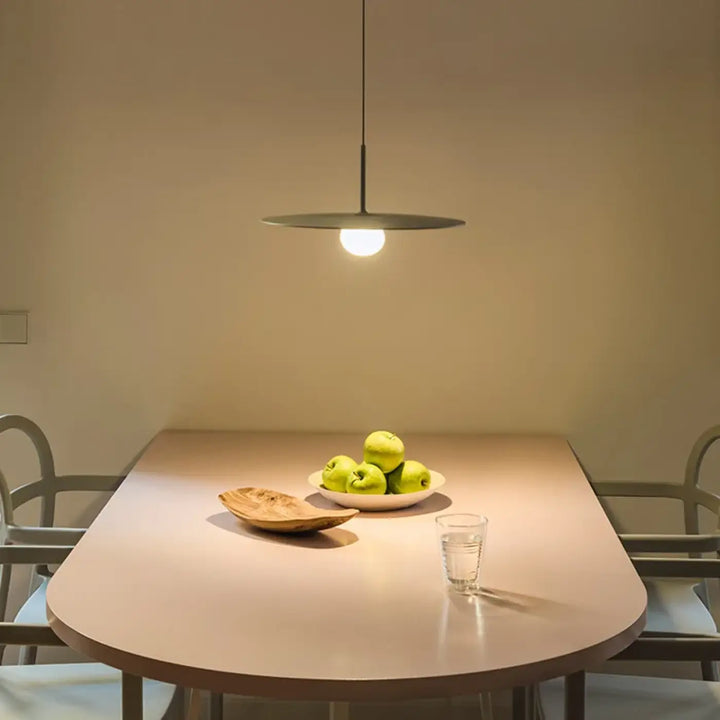 Suspension luminaire Potem avec verre blanc et courbes délicates, abat-jour plat minimaliste à lumière chaude