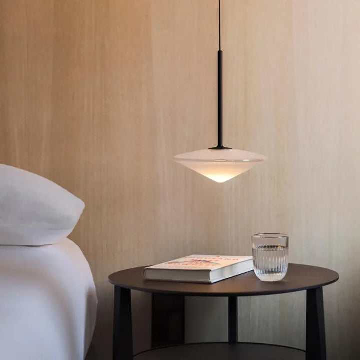 Suspension luminaire potem avec tige noire élégante et verre blanc avec courbes délicates diffusant une lumière douce