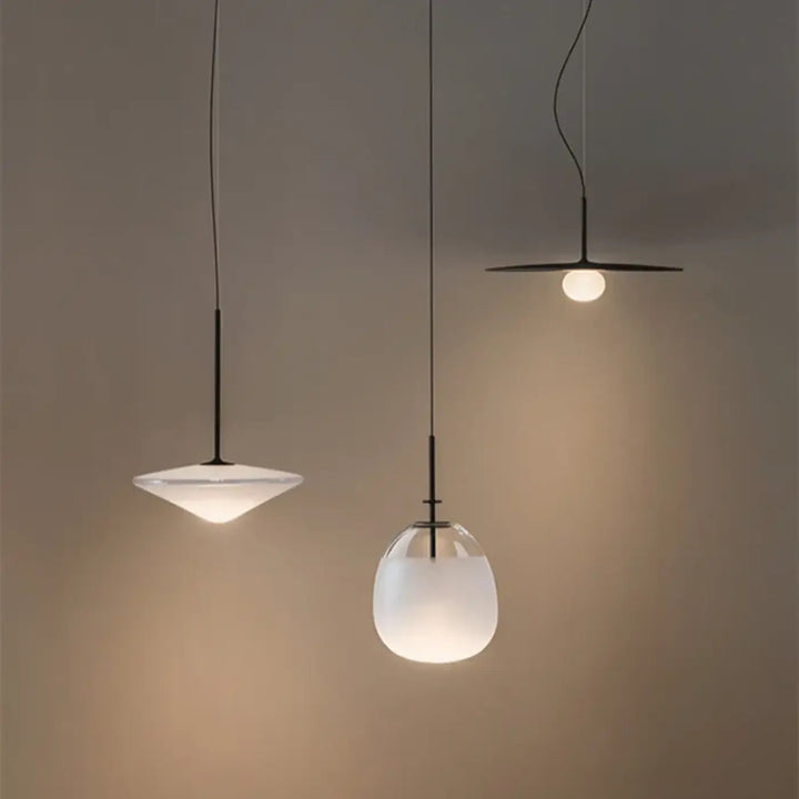 Suspension luminaire potem avec trois verre blanc en verre soufflé et courbes délicates sur structure noire minimaliste
