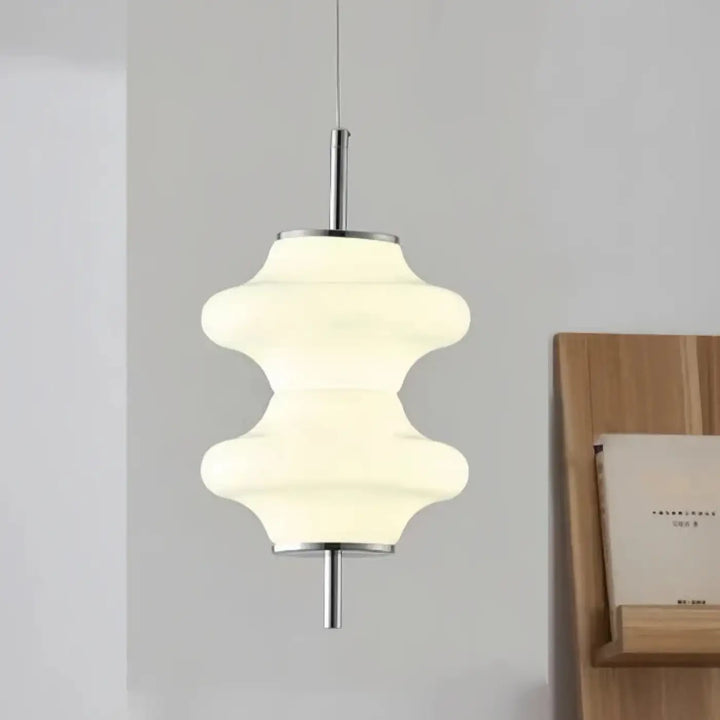 Suspension luminaire kalim avec verre blanc givré, formes arrondies et accents en métal chromé poli moderne