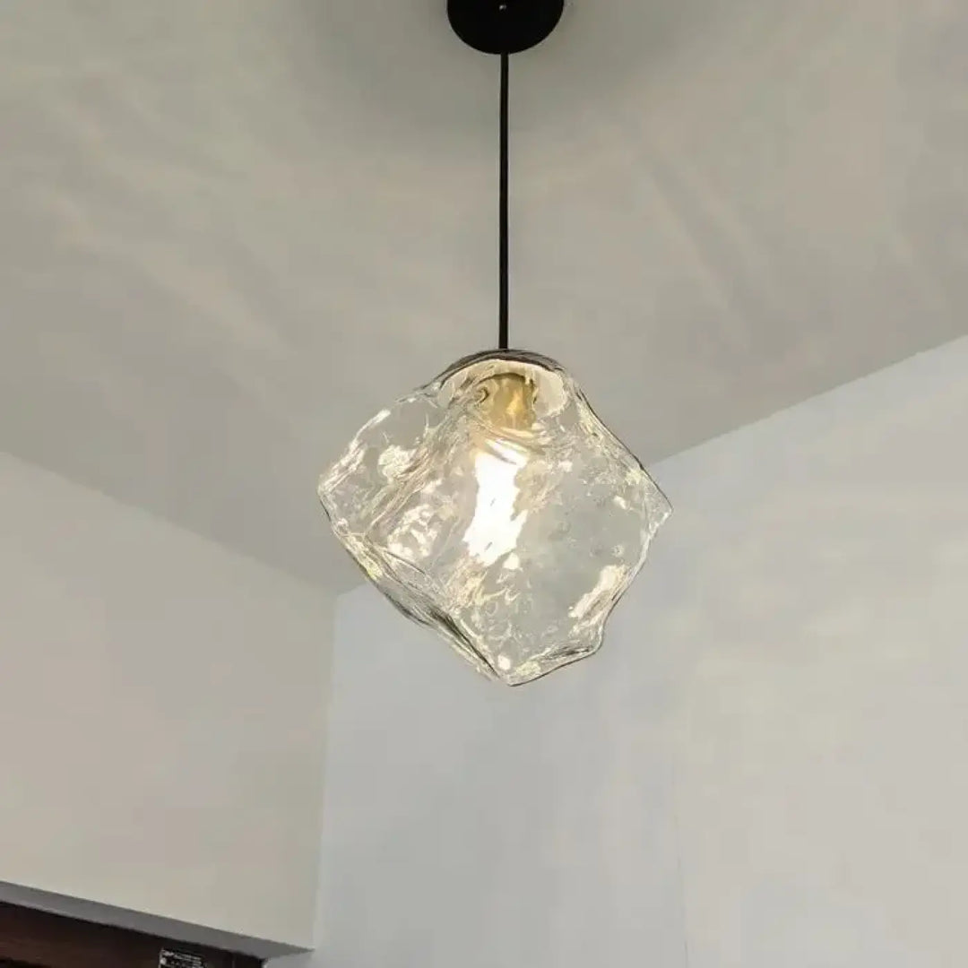 Suspension luminaire molty en verre façonné clair avec forme cubique facettée et fixation plafond métal noir