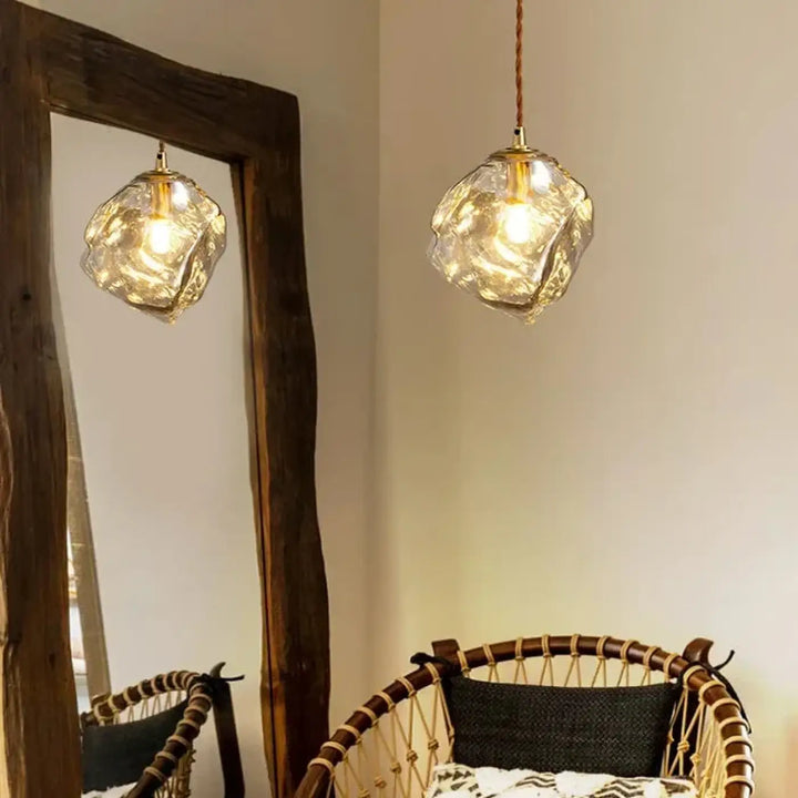 Suspension luminaire molty avec deux suspensions en verre façonné à éclats irreguliers et lumière dorée chaude