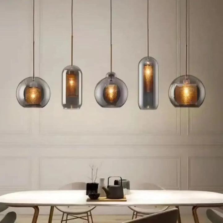 Suspension luminaire zelor avec cinq suspensions modernes en verre dépoli et éclairage intérieur chaud doré