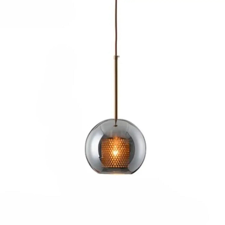 Suspension luminaire zelor en verre fumé avec intérieur nid dabeille ambre et tige de suspension en laiton élégant