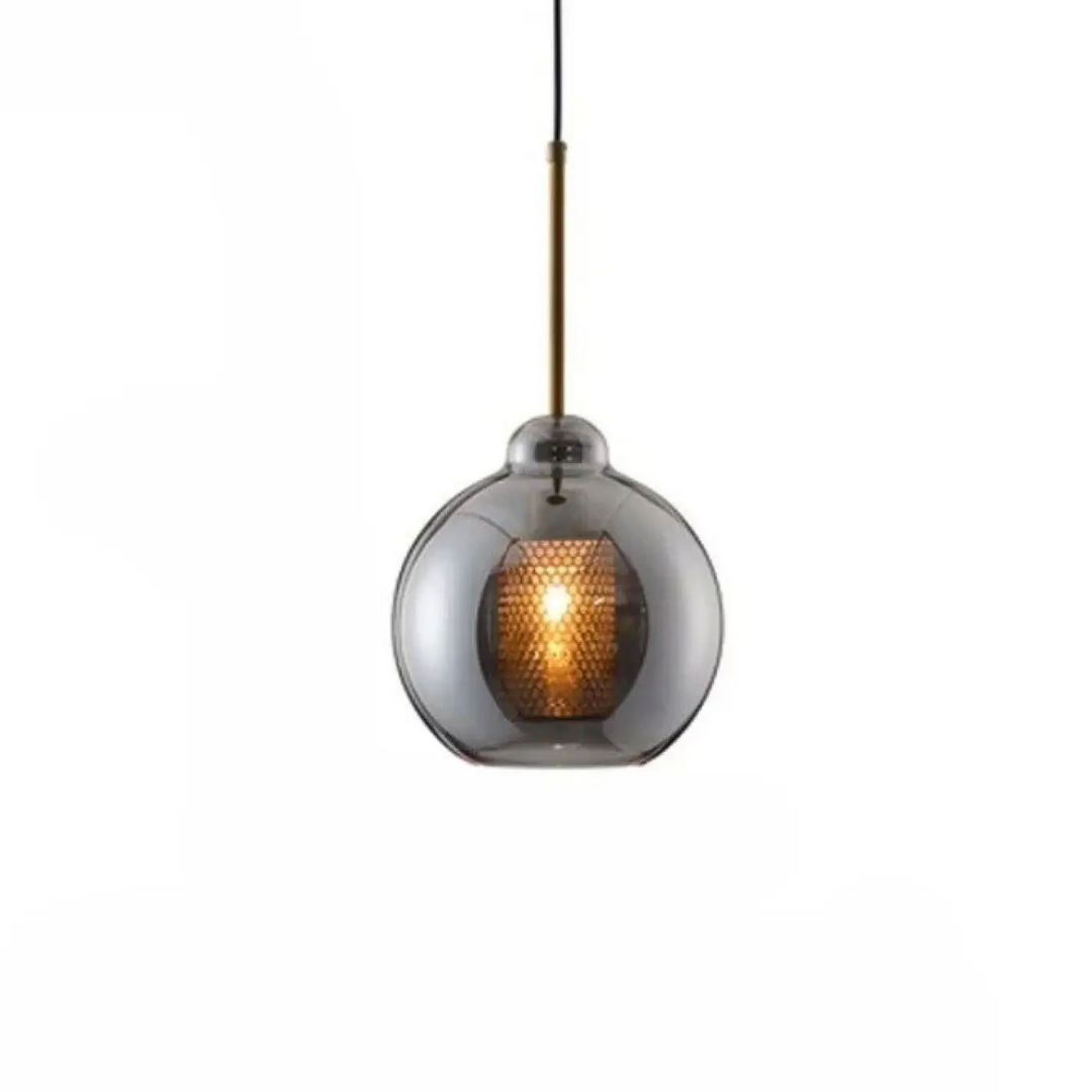 Suspension luminaire zelor avec verre fumé, tige en finition laiton et ampoule à motif nid dabeille ambré