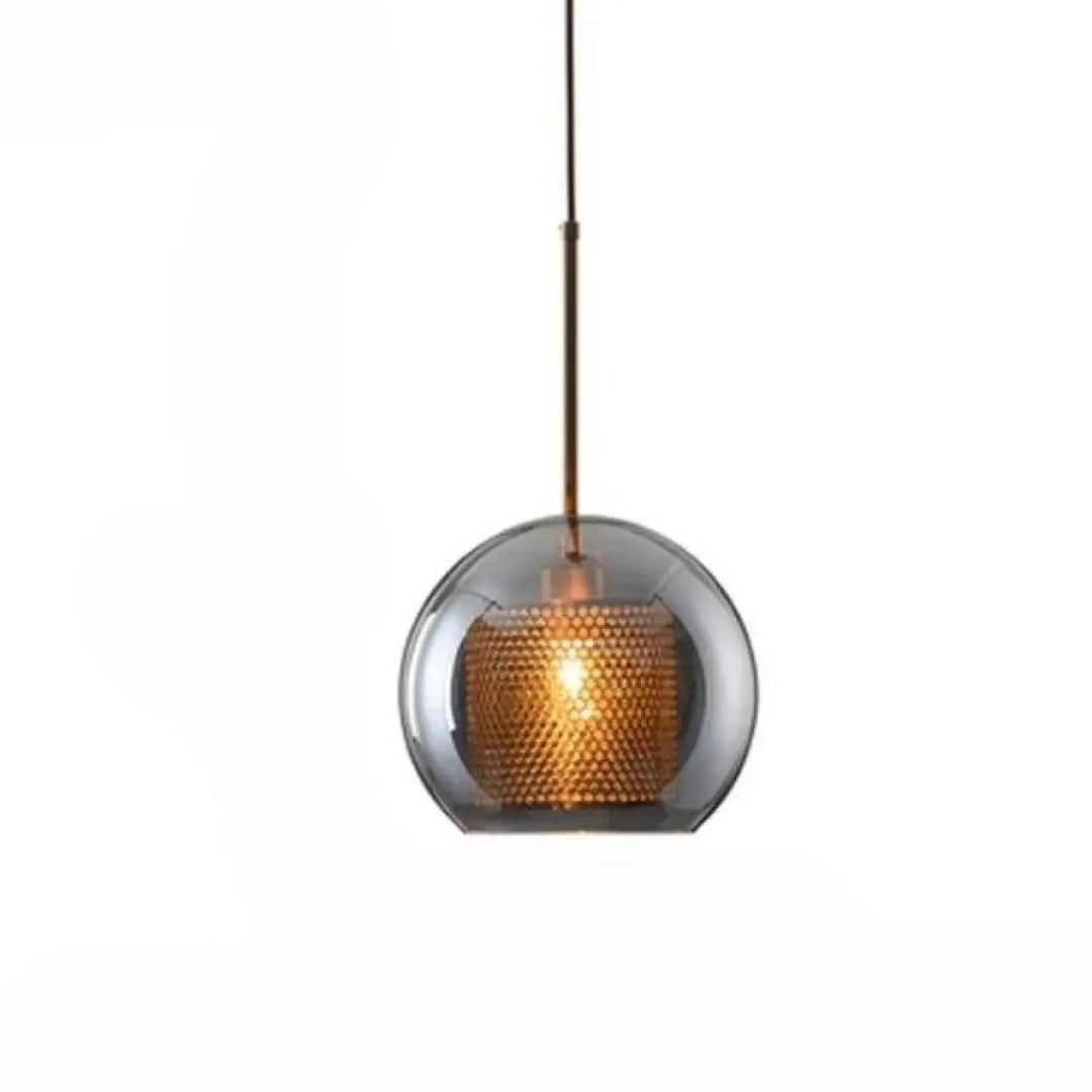 Suspension luminaire zelor avec globe en verre clair et intérieur en nid dabeille ambré suspendu par tige en laiton