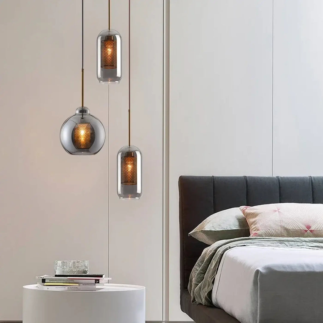 Suspension luminaire zelor avec trois suspensions modernes en verre dépoli et intérieur en maille cuivre