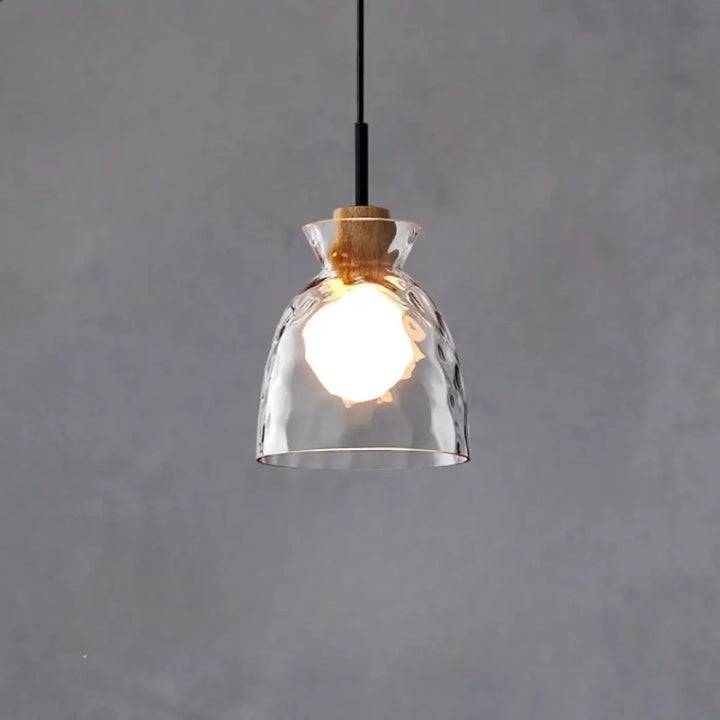 Suspension luminaire tukai en verre clair texturé martelé avec accent en liège bois au sommet