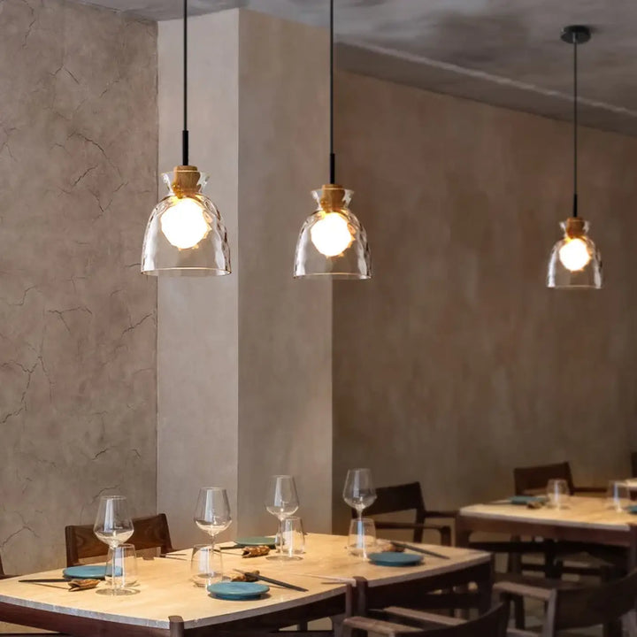 Suspension luminaire tukai avec trois lampes en verre suspendues à accents en liège et cordons noirs pour salle à manger
