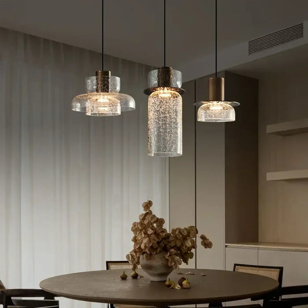 Suspension luminaire design en verre texturé et métal doré moderne