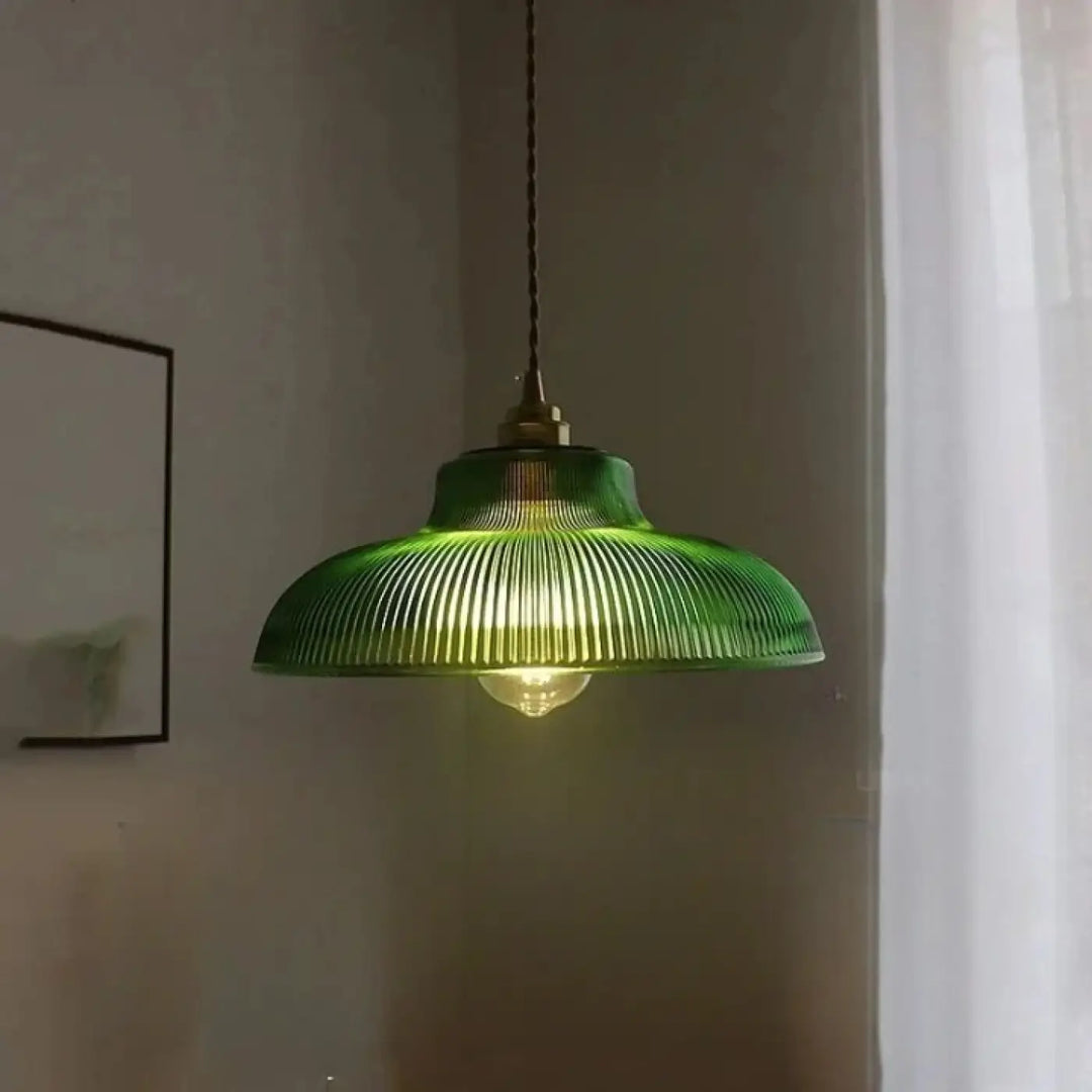 Suspension luminaire vynz en verre côtelé vert avec ferrures en laiton pour une zone d’éclairage optimale mètres carrés