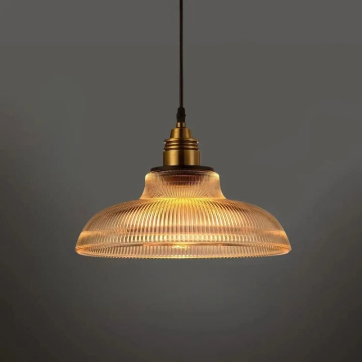 Suspension luminaire vynz avec verre côtelé ton chaud et finition laiton pour appareil intelligent et zone d’éclairage adaptée aux mètres carrés