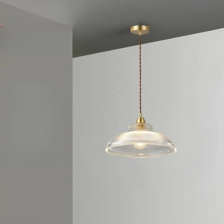 Suspension luminaire vynz en verre cannelé clair avec fixation en métal finition laiton pour zone d’éclairage intelligente