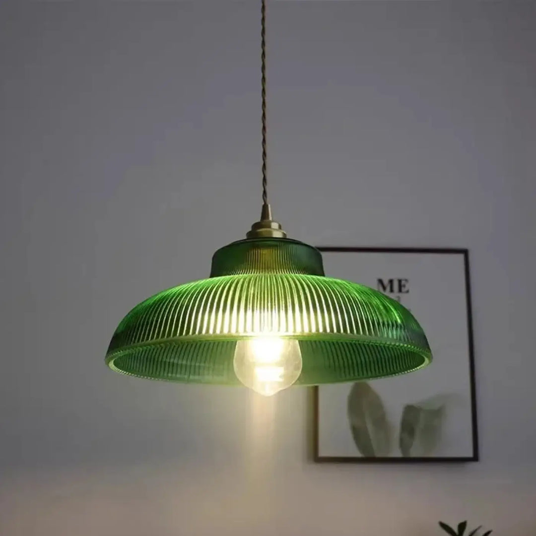 Suspension luminaire vynz en verre côtelé vert avec fixation en métal finition laiton pour zone d’éclairage intelligente