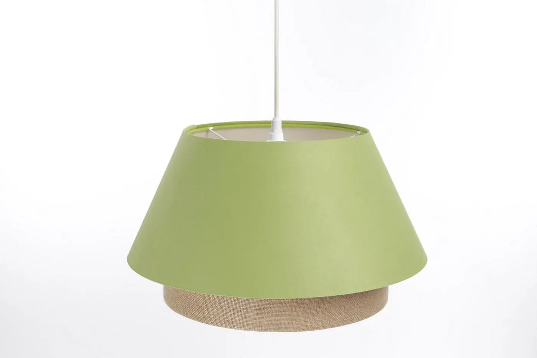 Suspension luminaire sensei vert avec abat-jour en tissu vert sauge mat et base en toile de jute beige texturée