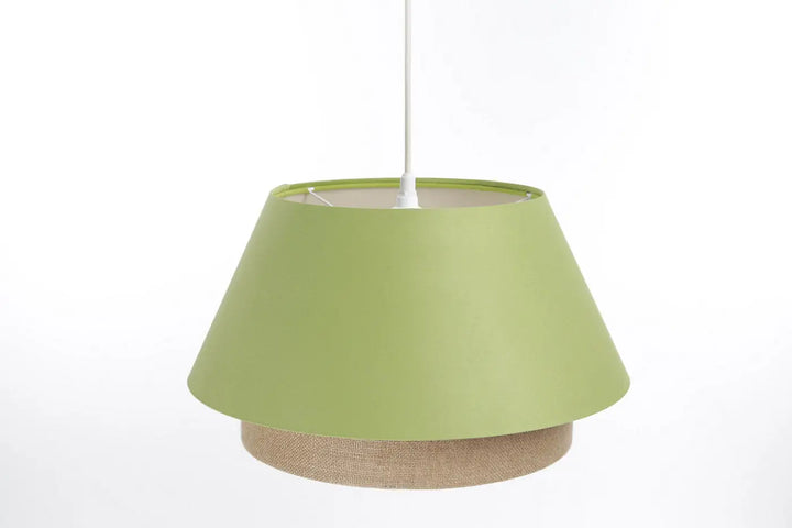 Suspension luminaire sensei vert avec abat-jour en tissu vert sauge mat et base en toile de jute beige texturée