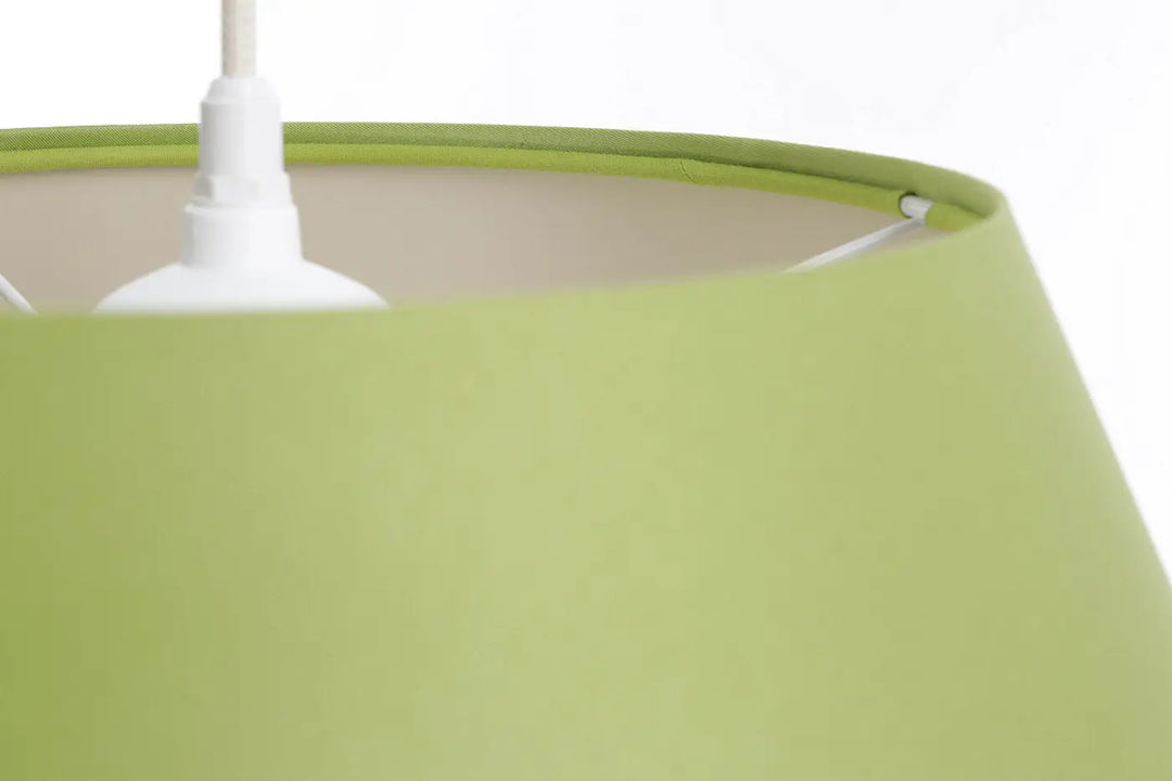 Suspension luminaire sensei vert avec double abat en tissu vert anis à surface lisse texture légère et fixation plastique blanche