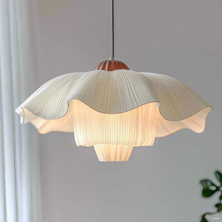 Suspension luminaire vapia en voilage plissé crème avec intérieur lumineux chaud et le sommet en bois naturel