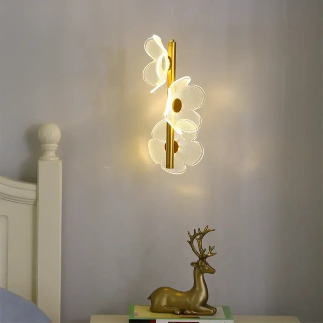 Suspension luminaire dorée avec 3 fleurs blanches en LED

