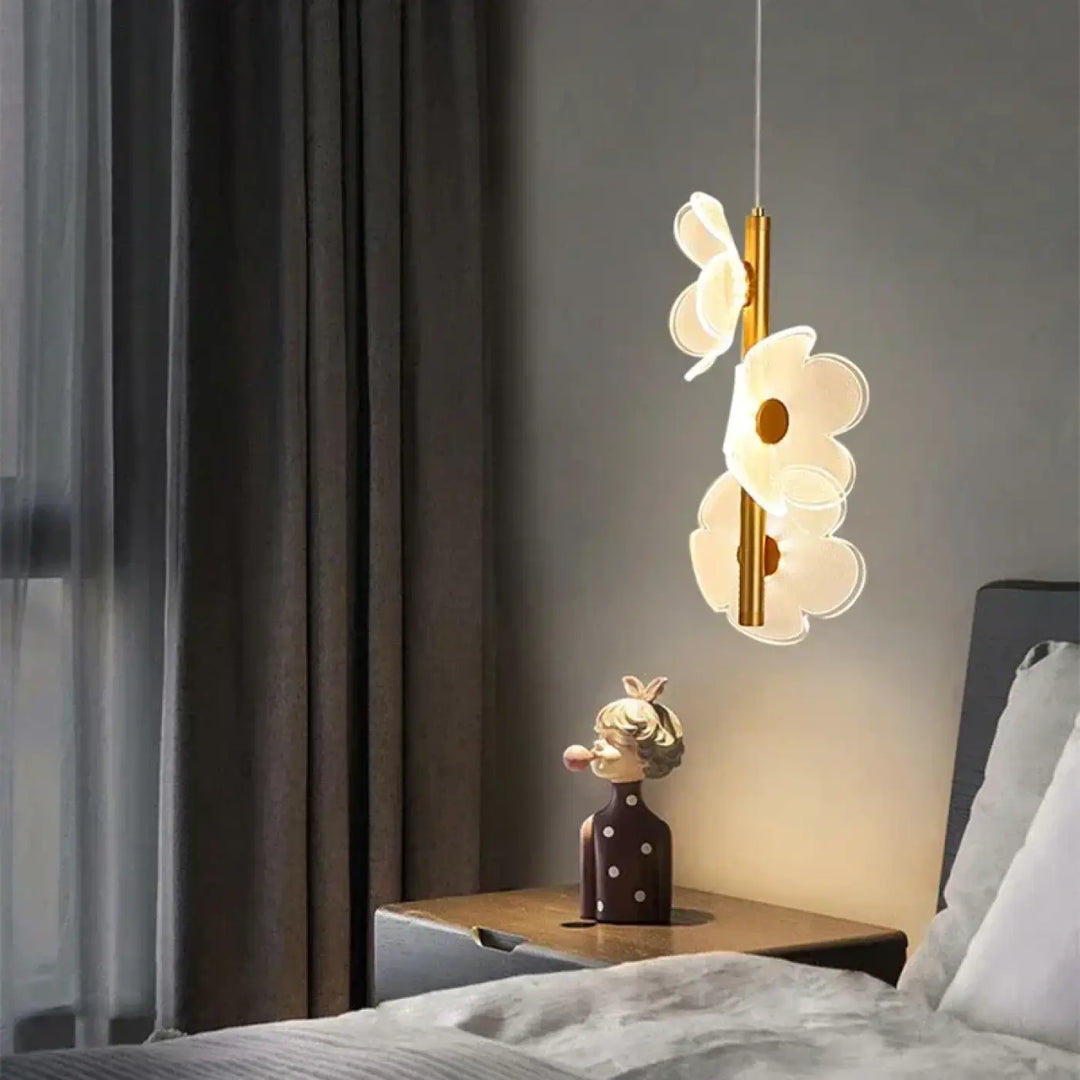 Suspension luminaire dorée avec 3 fleurs blanches en LED

