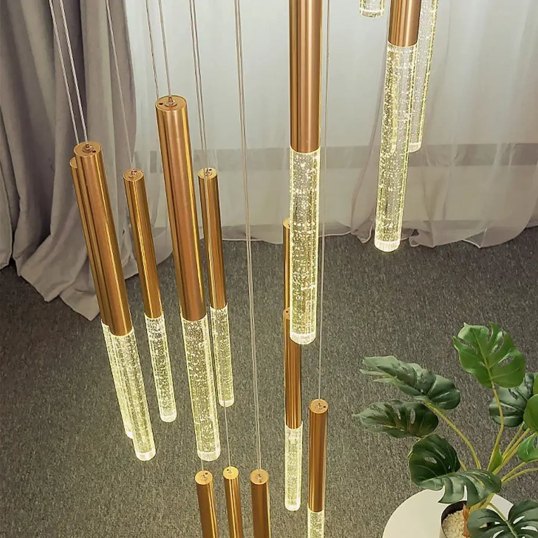 Suspension luminaire dorée avec une barre transparente pour escalier

