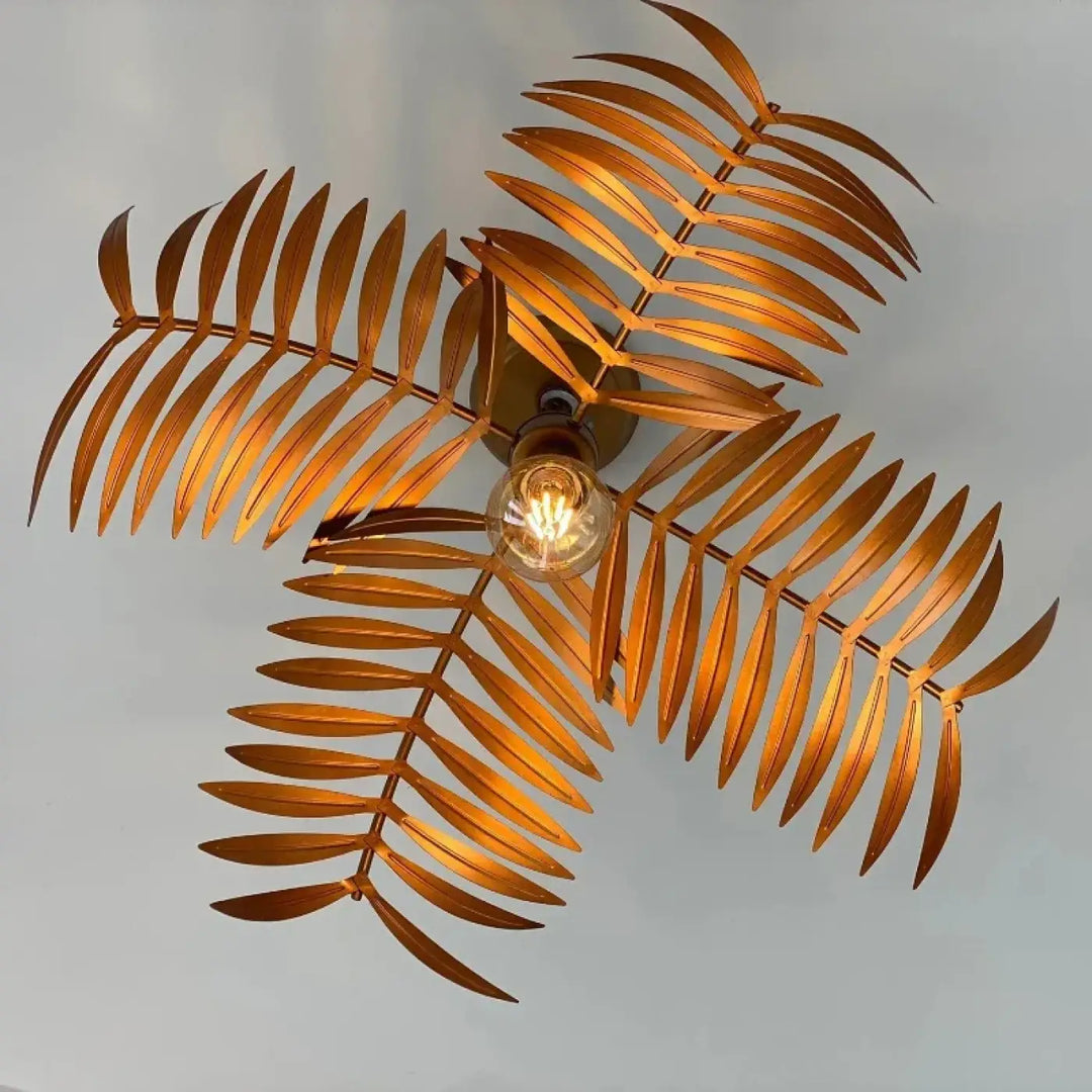 Suspension luminaire dorée au design feuillage tropical naturel