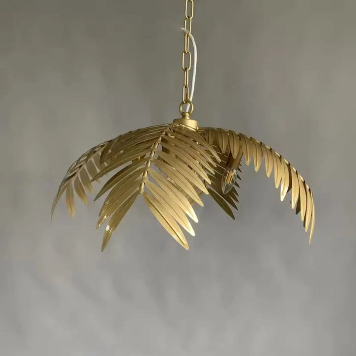 Suspension luminaire dorée au design feuillage tropical naturel