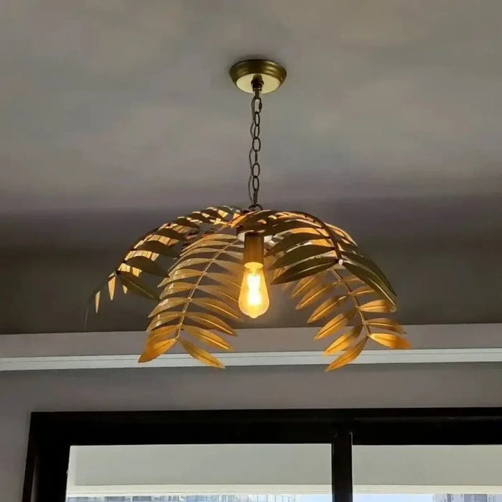 Suspension luminaire dorée au design feuillage tropical naturel