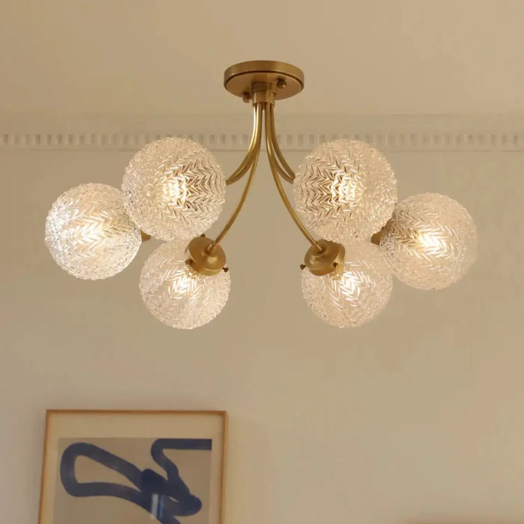 Suspension luminaire dorée avec globes en verre élégante