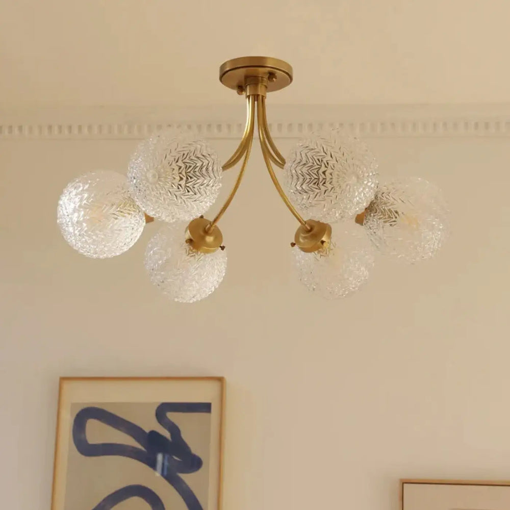 Suspension luminaire dorée avec globes en verre élégante