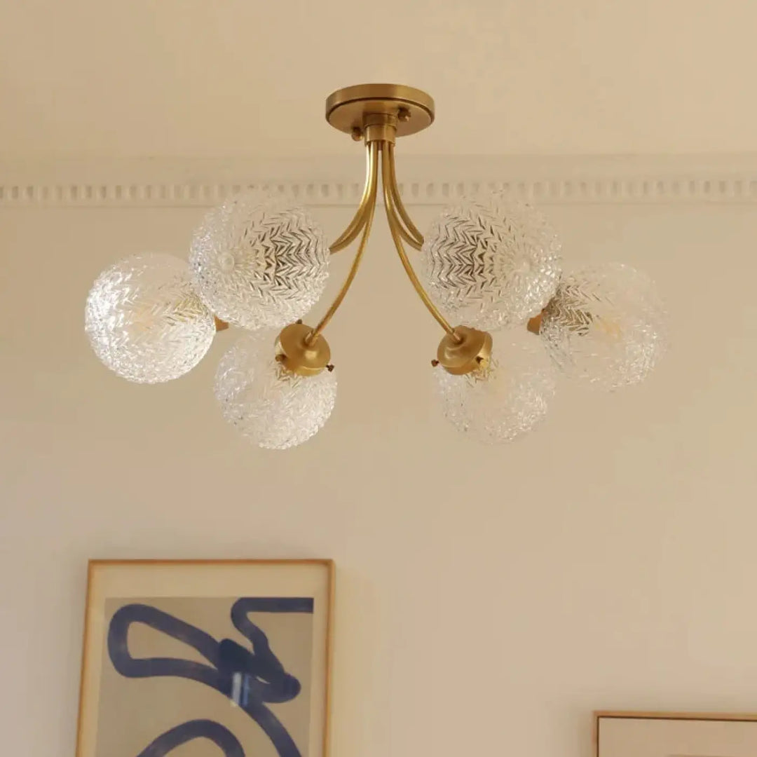 Suspension luminaire dorée avec globes en verre élégante