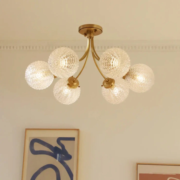 Suspension luminaire dorée avec globes en verre élégante