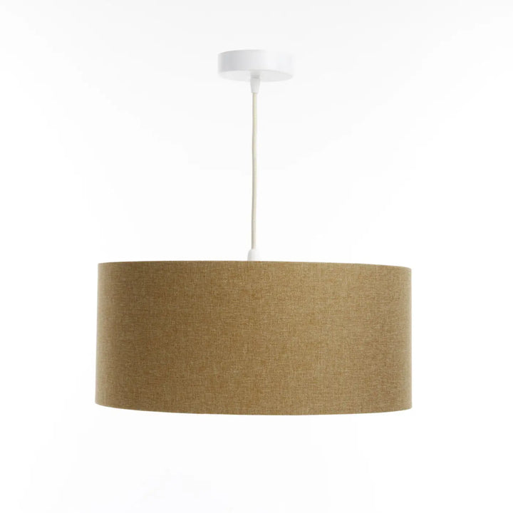 Suspension luminaire cylindrique en tissu écru avec support plafond blanc pour une ambiance bohème élégante