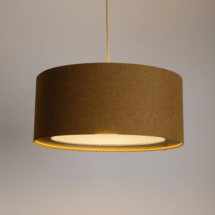 Suspension luminaire cylindrique chaud ton avec abat-jour en tissu brun texturé et anneau intérieur doré bohème chic écru