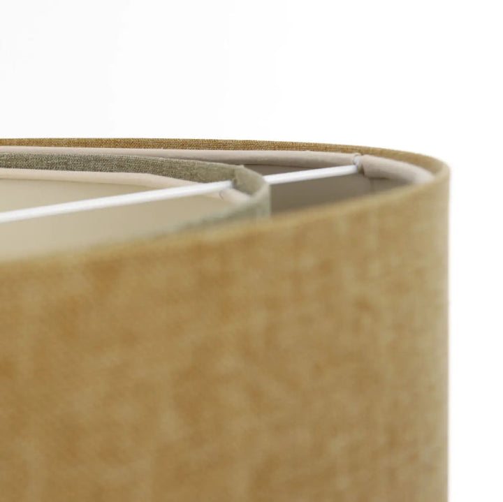 Suspension luminaire ecru avec diffuseur rotin texturé tan et fils de support internes visibles