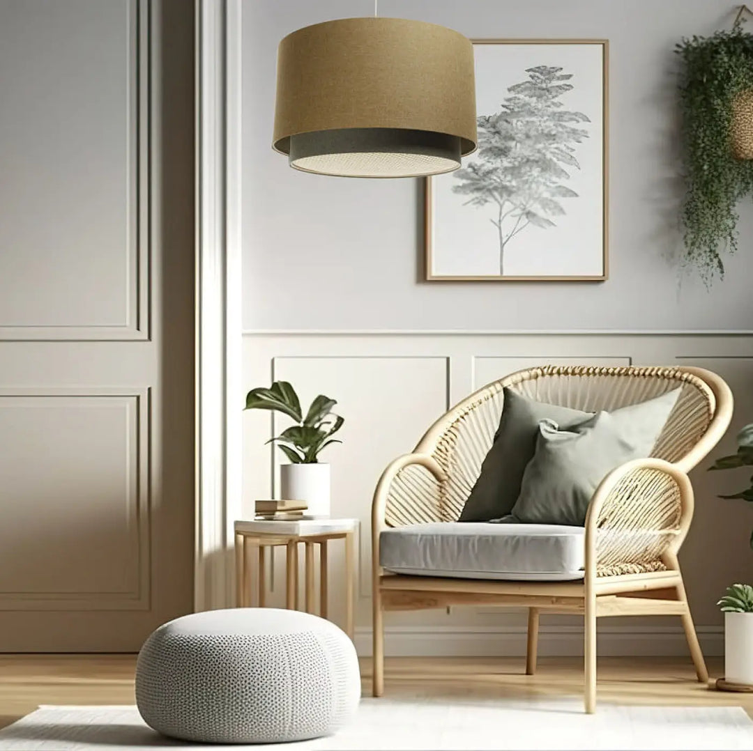 Suspension luminaire avec diffuseur rotin en écru, cadre beige clair et assise grise en rotin tressé