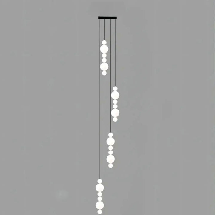 Suspension luminaire oxyo avec boules opalines blanches modernes et fixation plafond noire minimaliste chute verticale