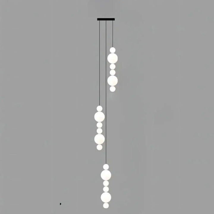 Suspension luminaire oxyo avec boules opalines blanches sphériques et chute verticale noire elegante pour plafond
