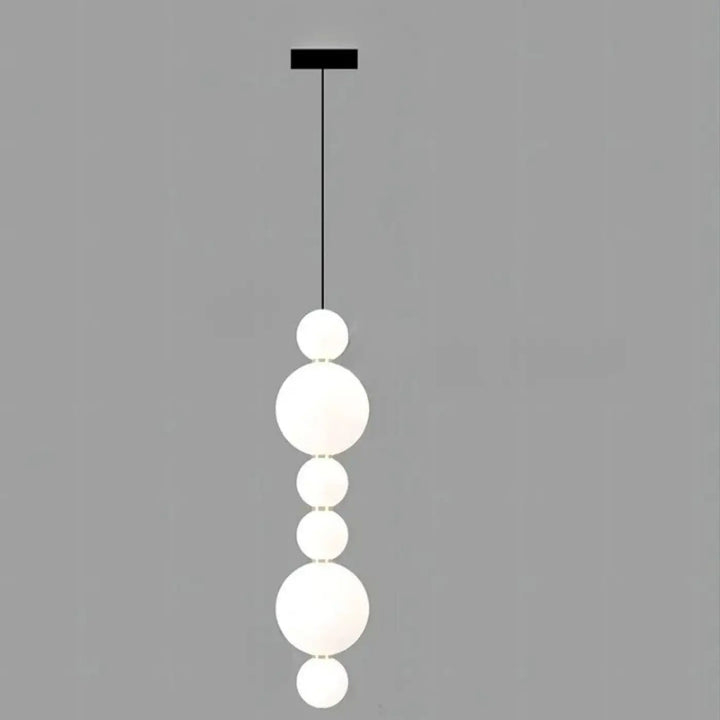 Suspension luminaire oxyo avec boules opalines blanches modernes et chute verticale noire élégante au plafond