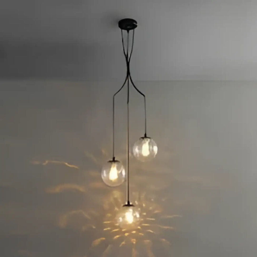 Suspension luminaire umami en métal noir avec trois globes en verre suspendus pour un éclairage élégant