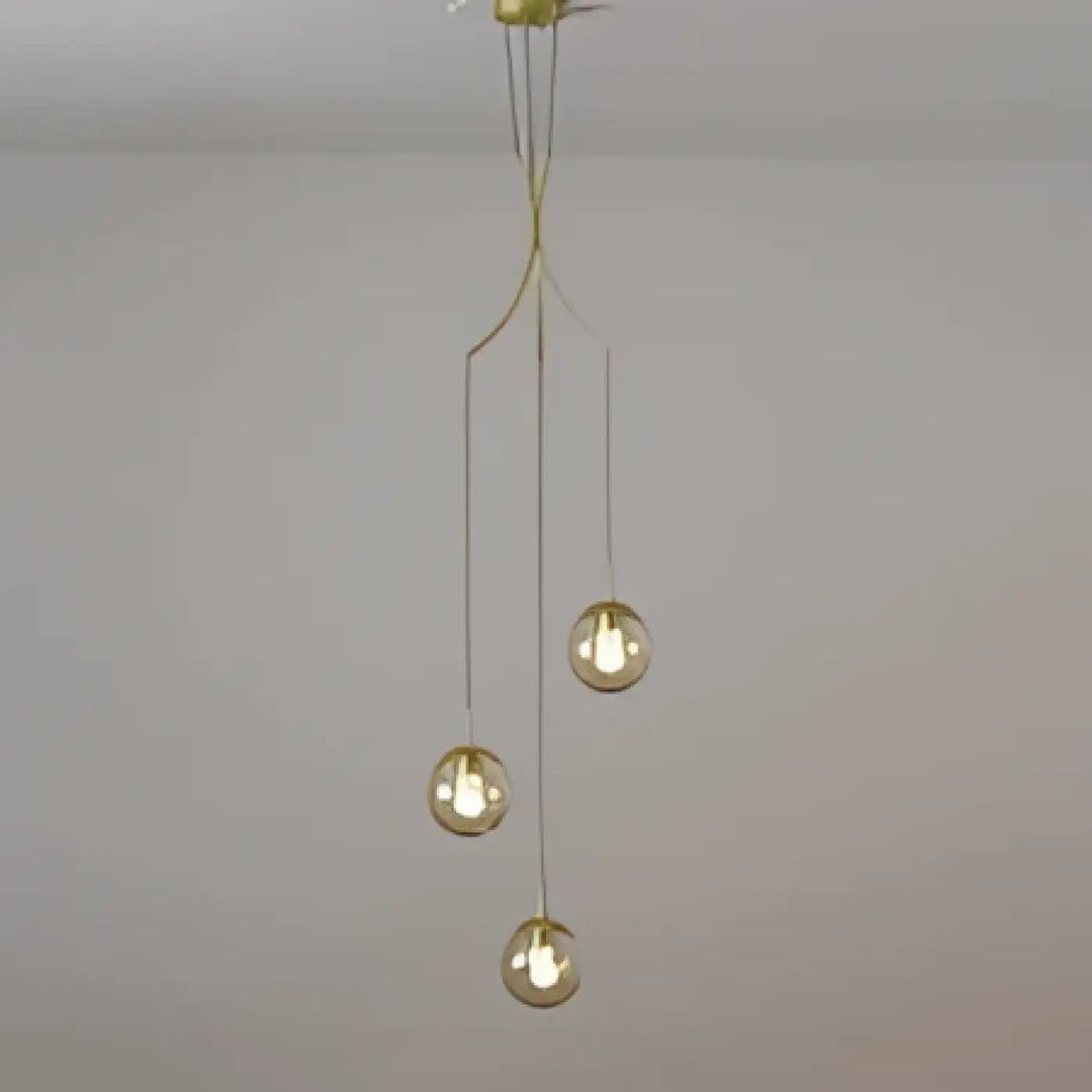 Suspension luminaire umami en laiton moderne avec cinq globes en verre sphériques suspendus à des bras métalliques fins
