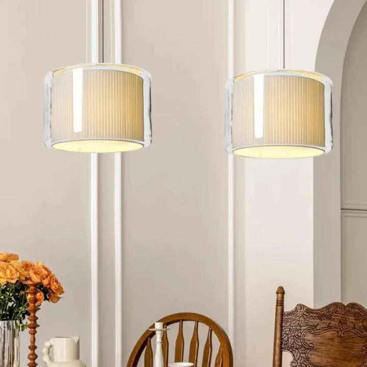 Suspension luminaire toscana avec diffuseur plissé beige en tissu et verre clair pour une lumière douce élégante