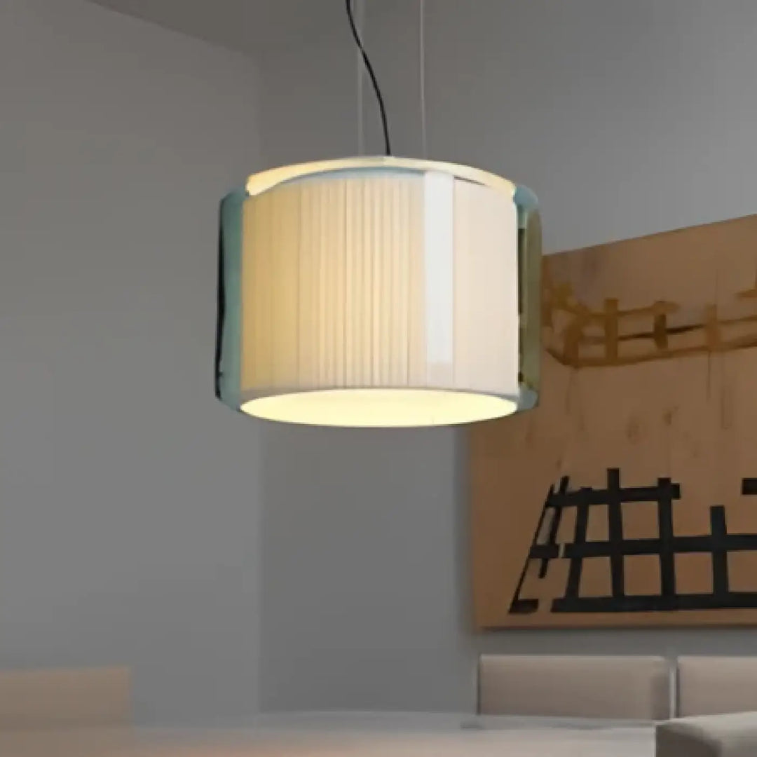 Suspension luminaire toscana avec diffuseur plissé blanc et cadre métal noir offrant lumière douce et élégante