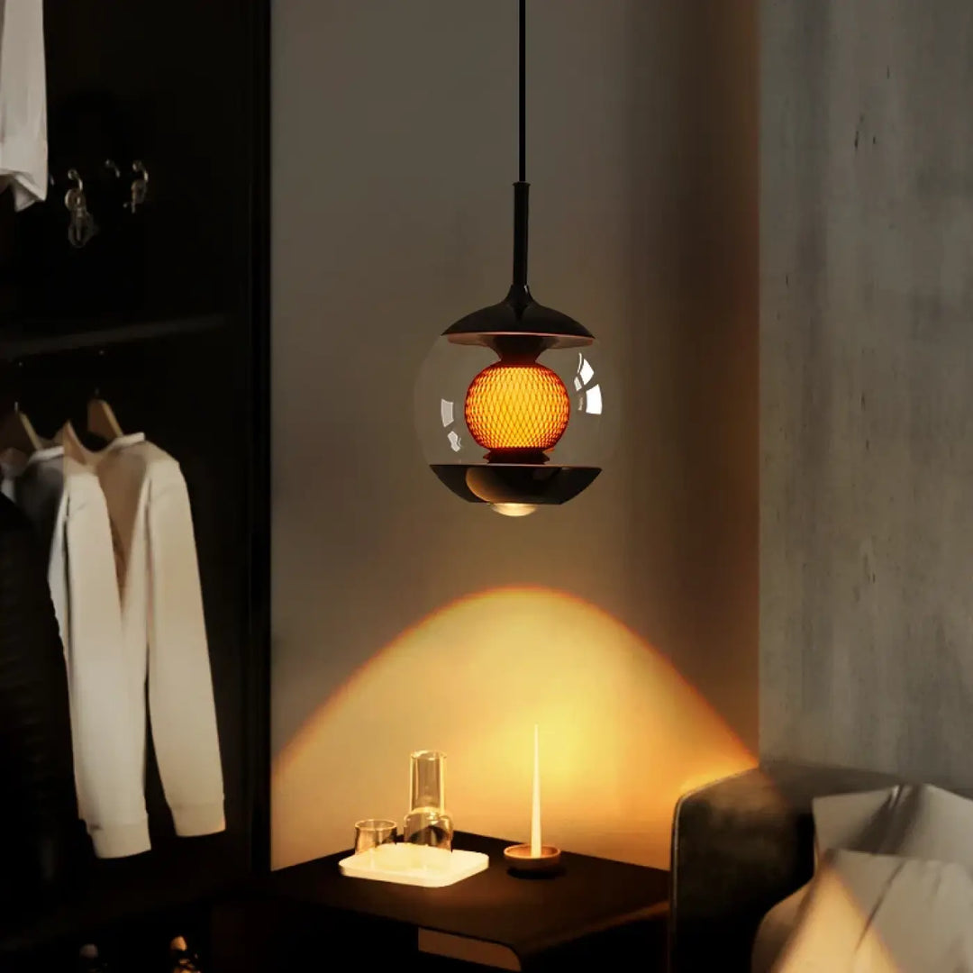 Suspension luminaire nexus avec cadre métal noir et globe en verre clair, bulb en maille orange à luminosité variable