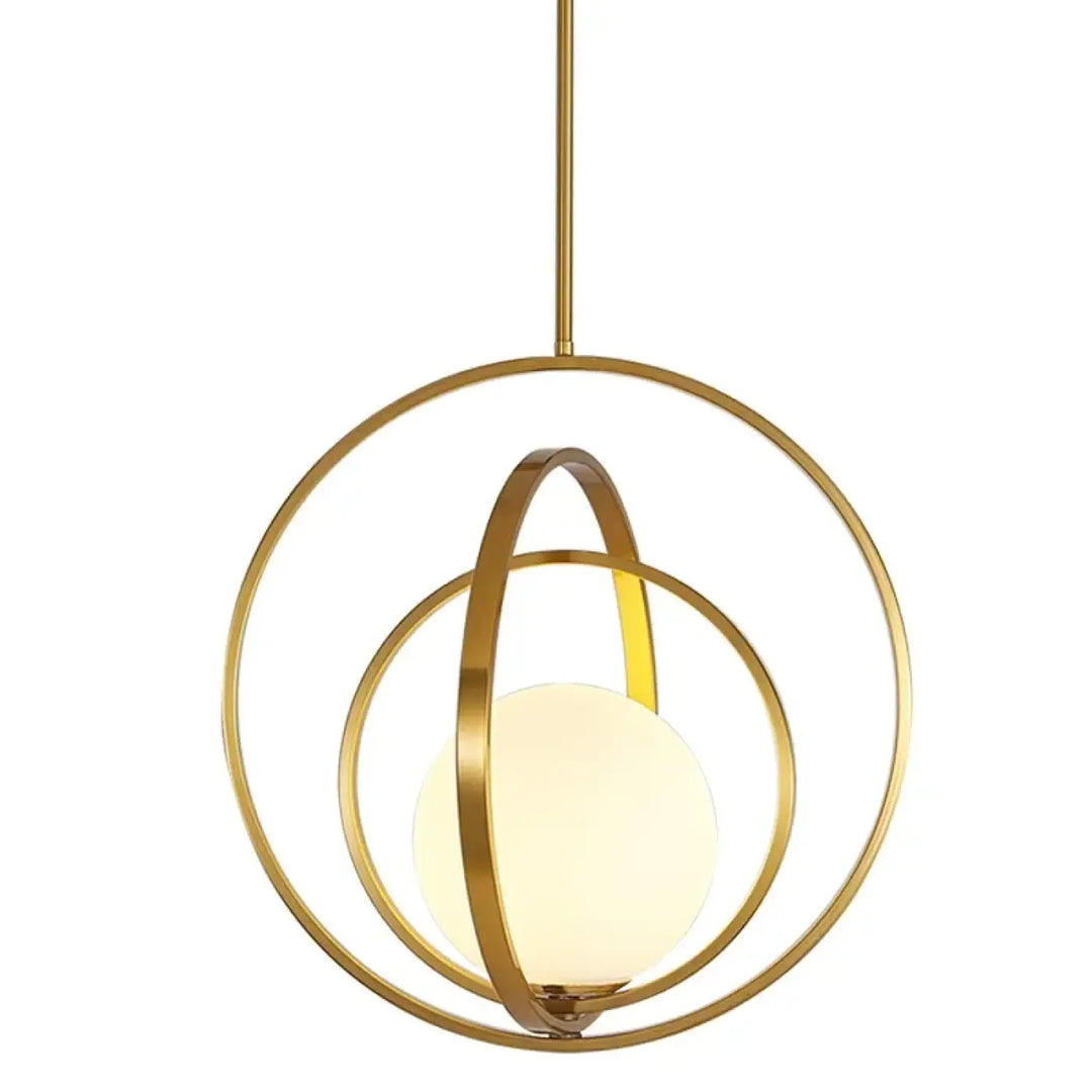 Suspension luminaire élégante en métal doré avec anneaux concentriques et globe en verre dépoli lumensia